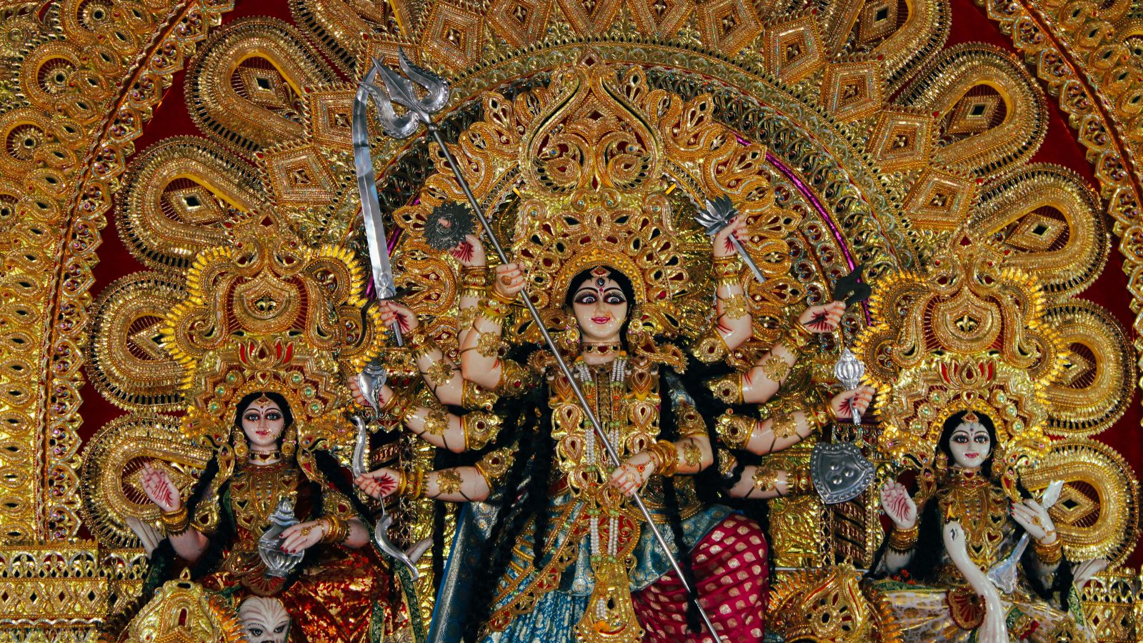 Idole Durga ornée de décors dorés intriqués