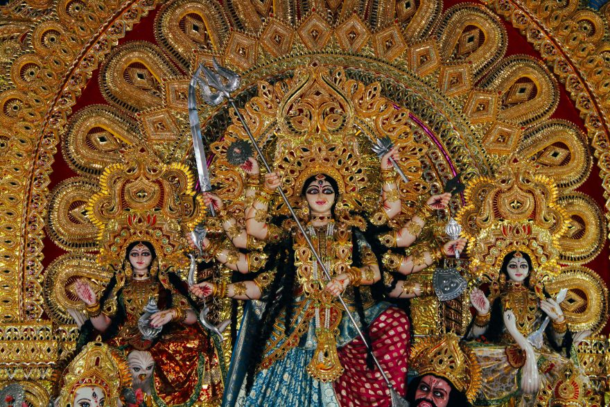 Idole Durga ornée de décors dorés intriqués
