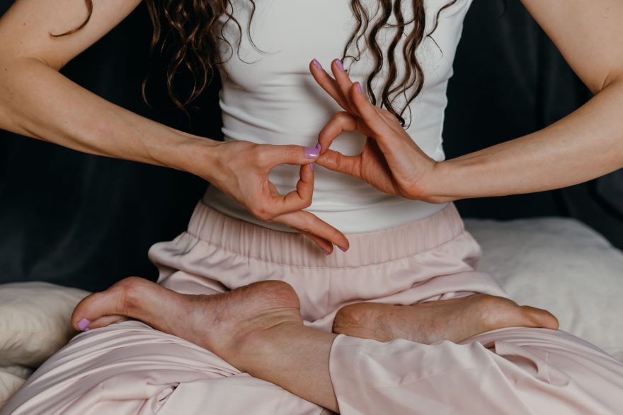 Femme pratiquant agni mudra en pose yoga