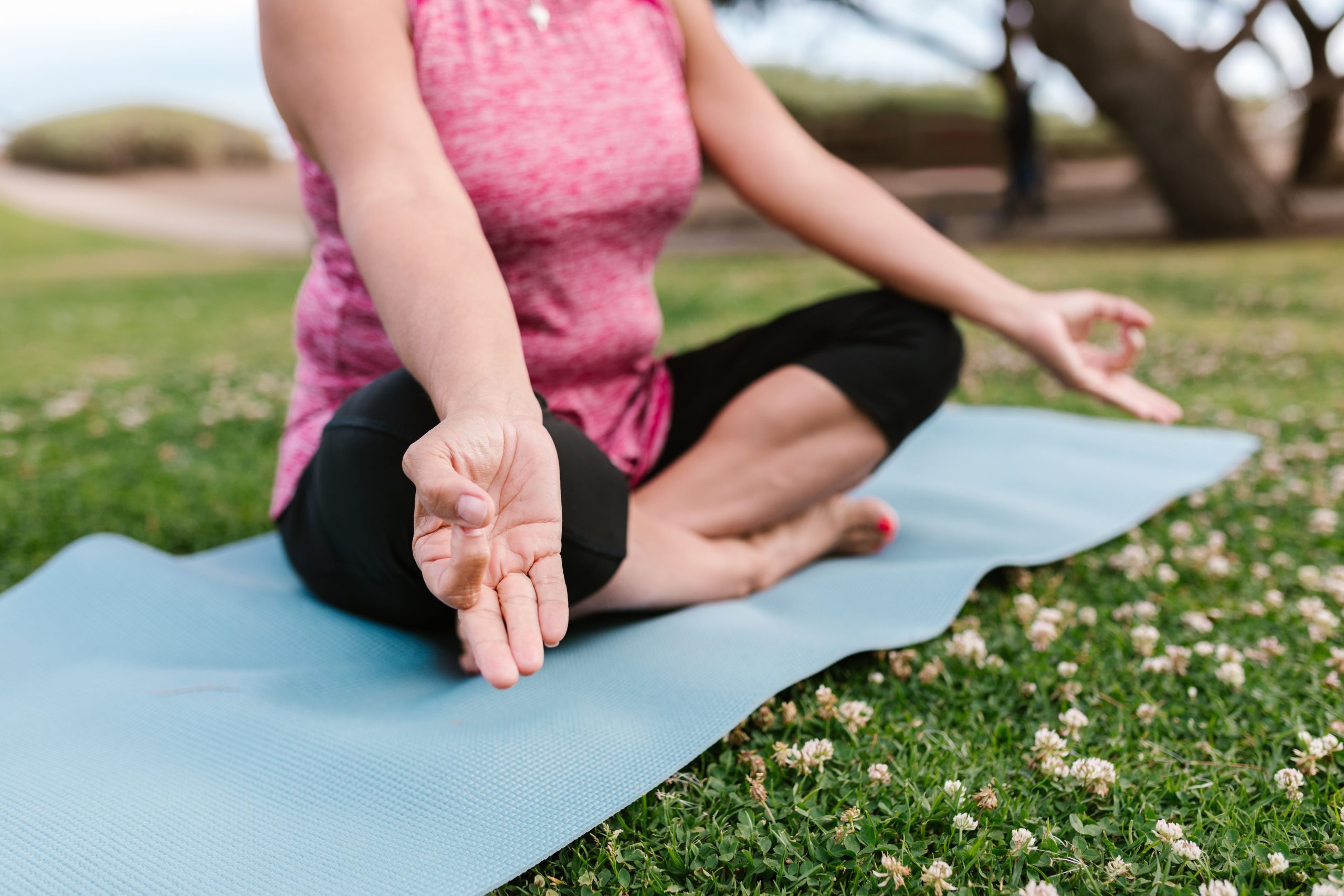 Femme assise agni mudra tapis yoga parc