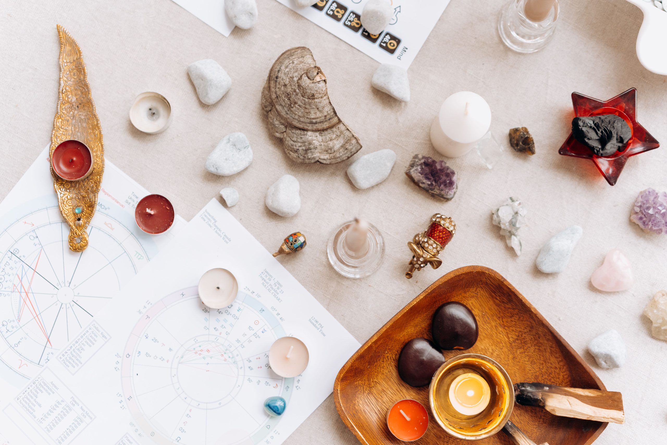 Objets spirituels bougies cristaux et astrologie
