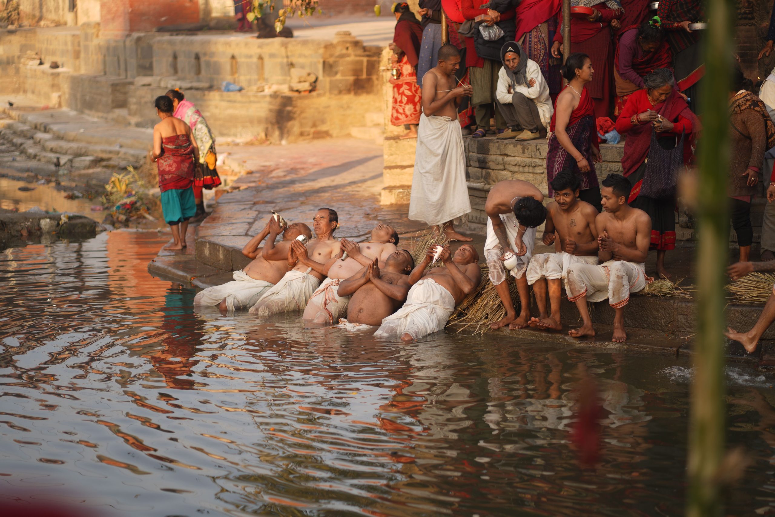 Bain cérémoniel pendant le festival traditionnel à Bhaktapur