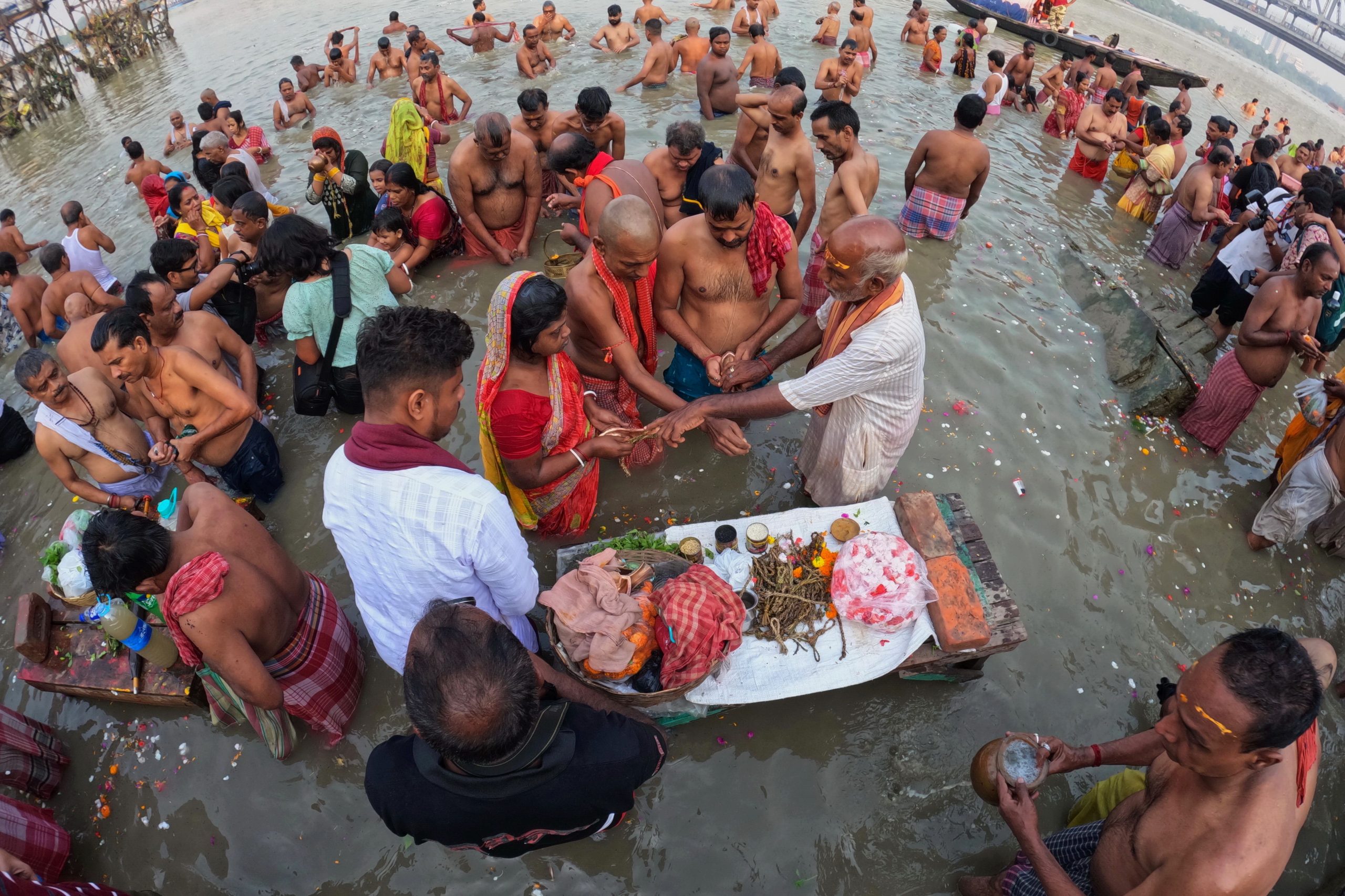 Cérémonie de bain rituel traditionnel au Gange en Inde