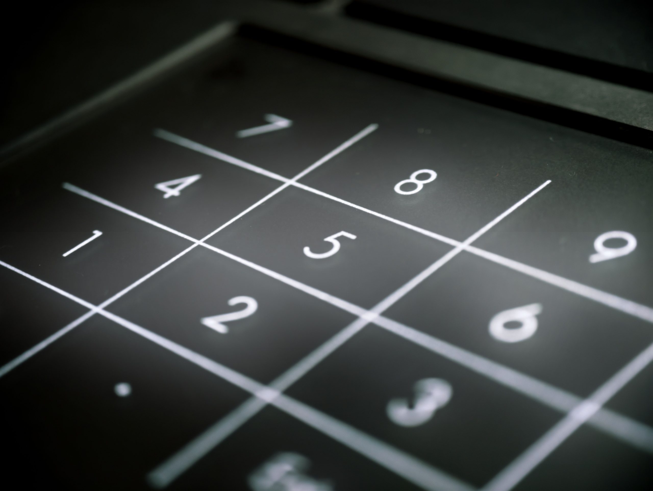 Clavier noir avec chiffres blancs sur fond sombre
