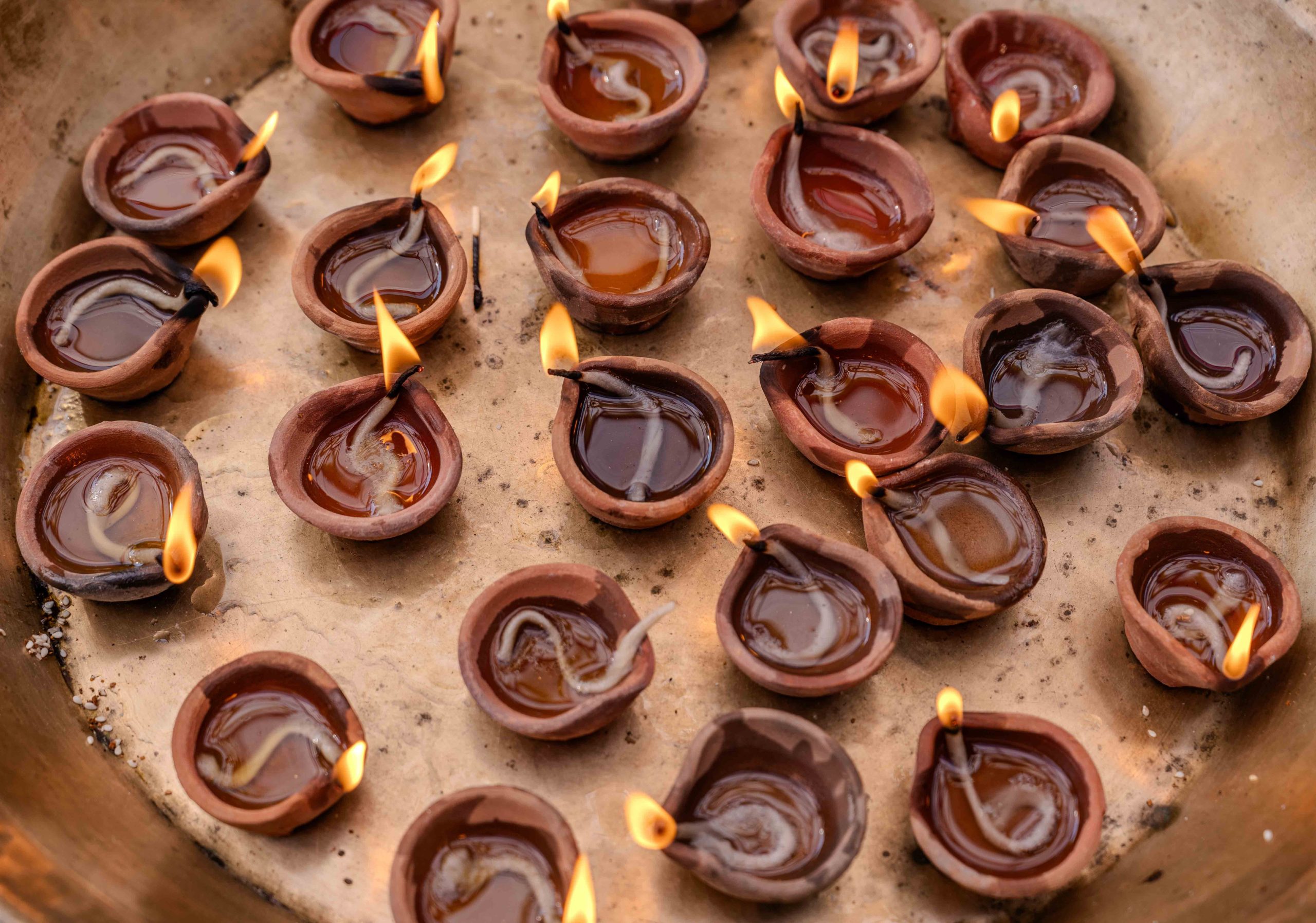 Diyas allumés disposés selon un motif rituel