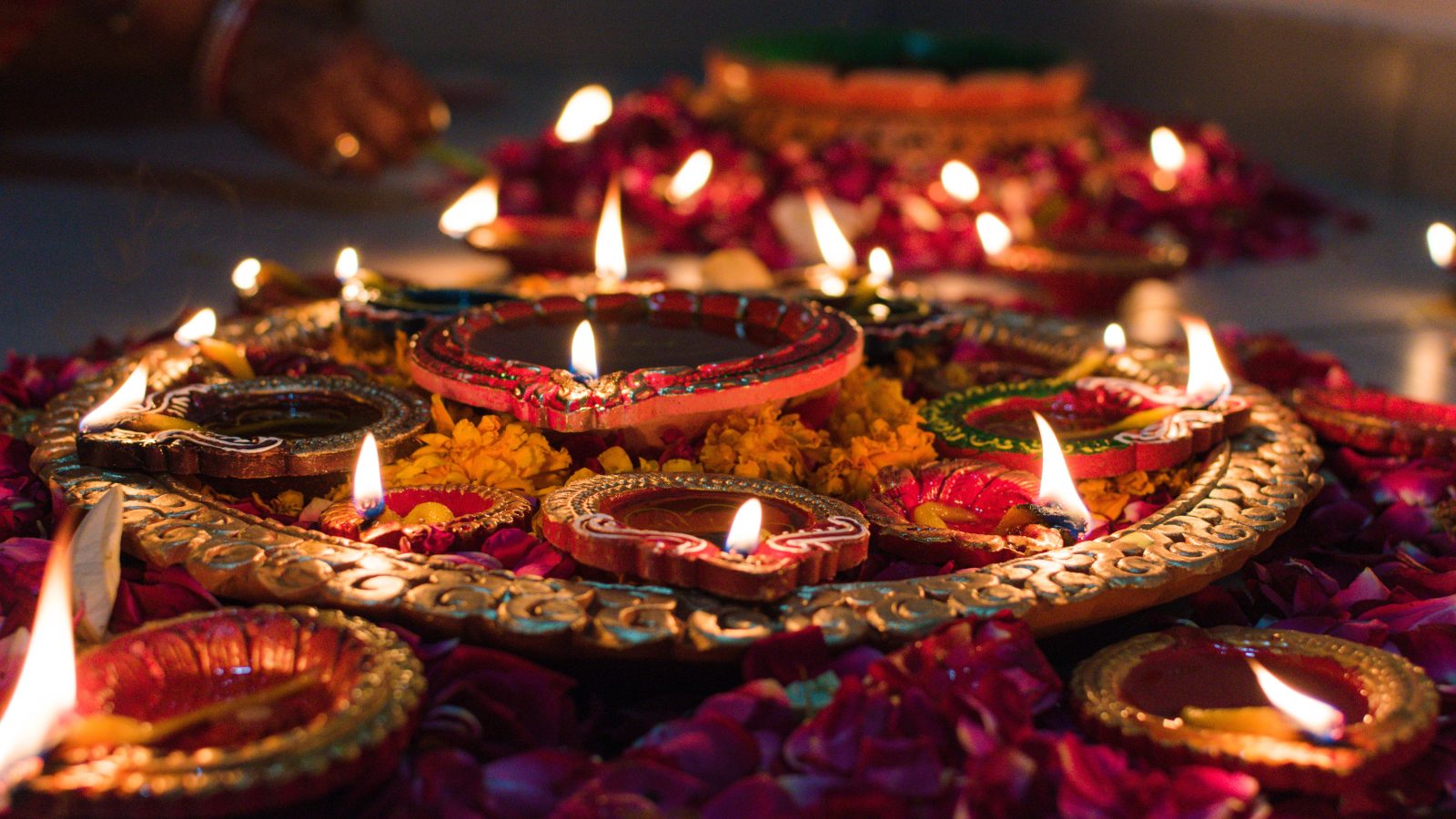 Lampes à huile de Diwali décorées de fleurs de souci
