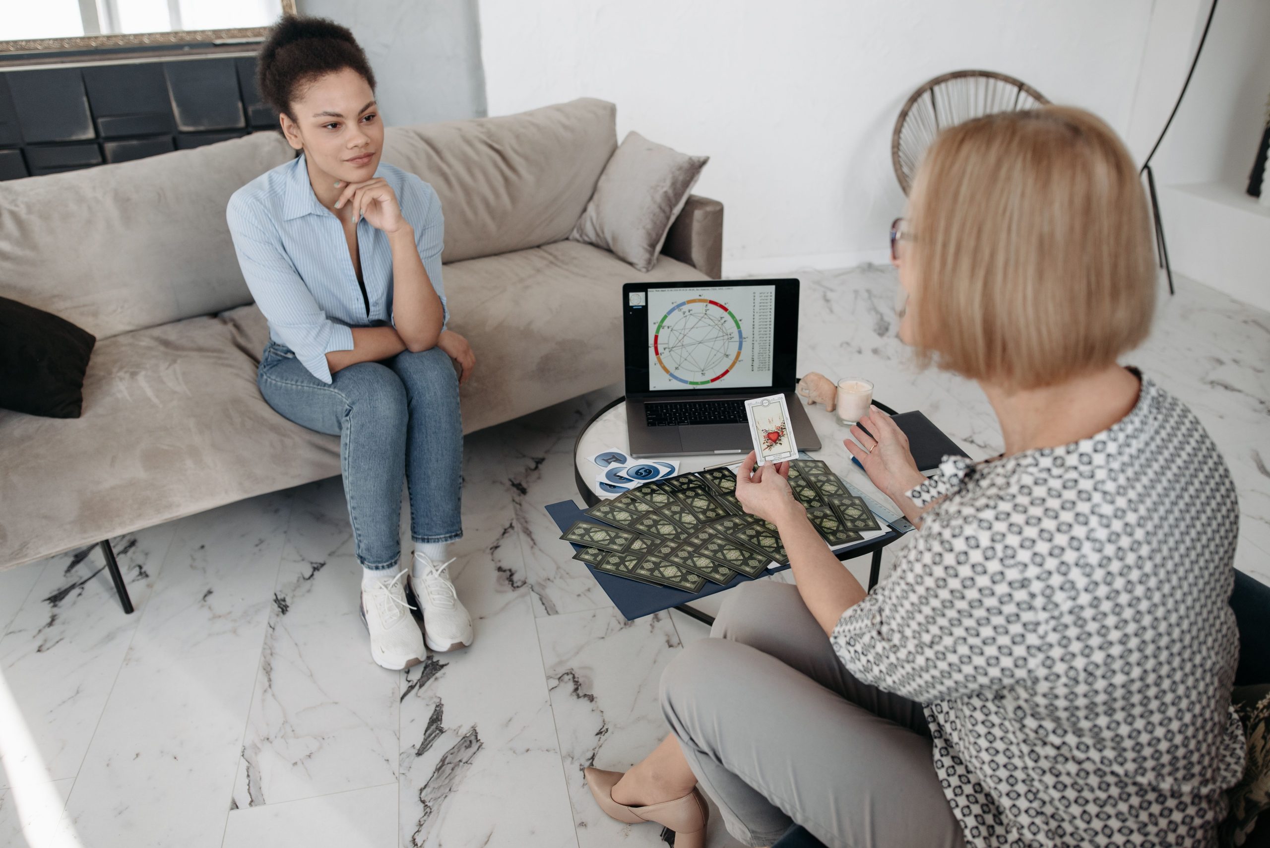 Femmes discutent astrologie thème natal cartes tarot