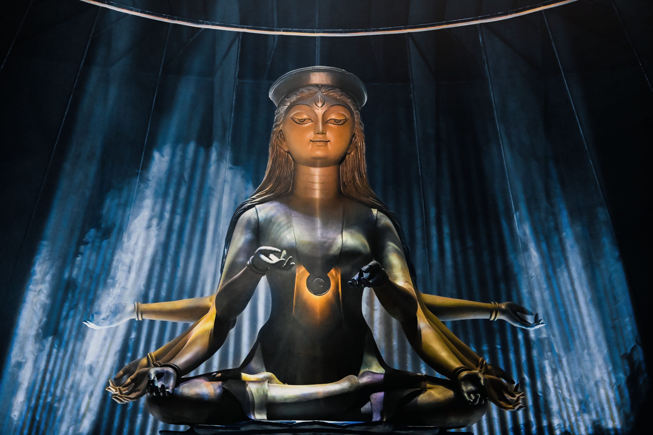 Statue Durga illuminée lors de Durga Puja