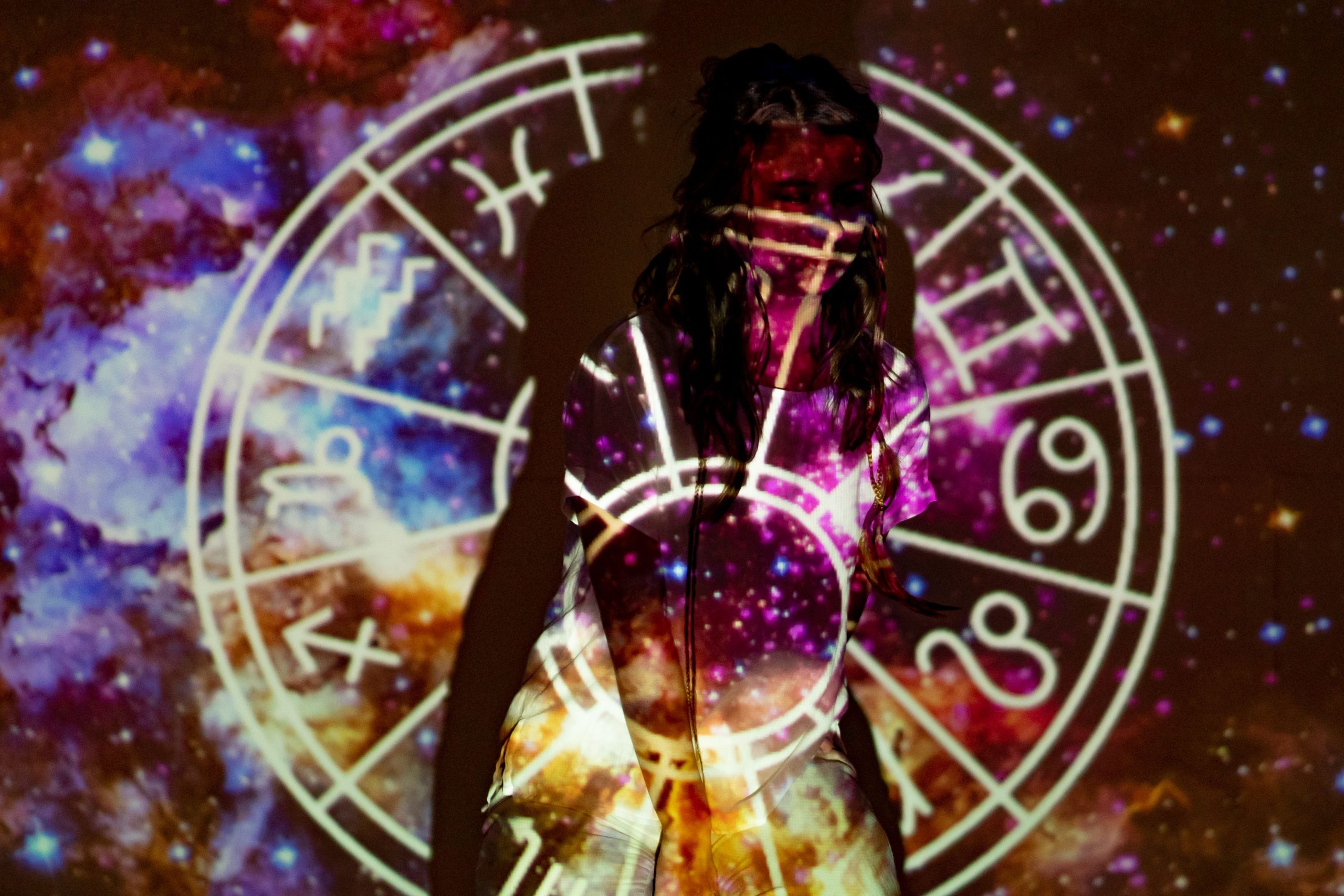 Femme enveloppée projections célestes symboles astrologiques