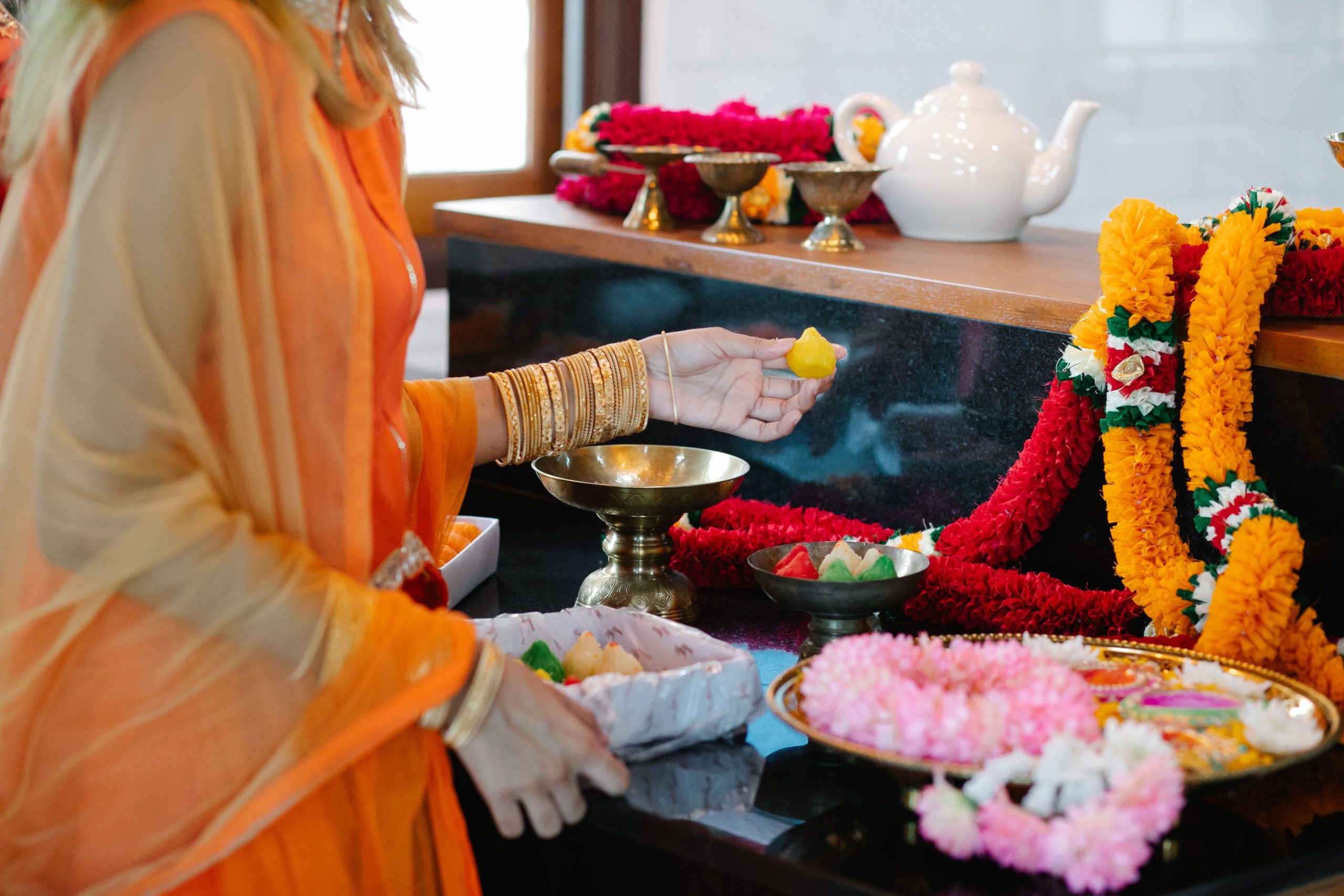 Femme en tenue traditionnelle lors d'une cérémonie indienne