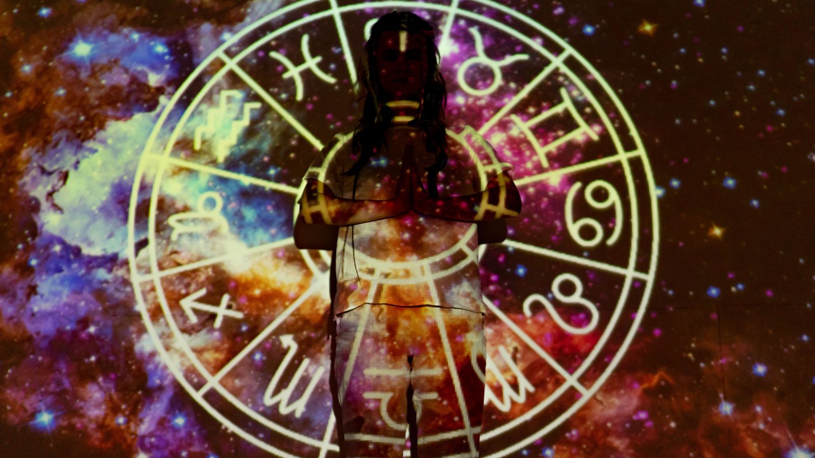 Silhouette personne symboles astrologie fond cosmique