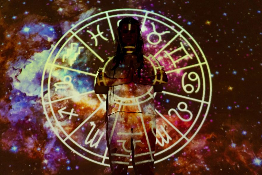 Silhouette personne symboles astrologie fond cosmique