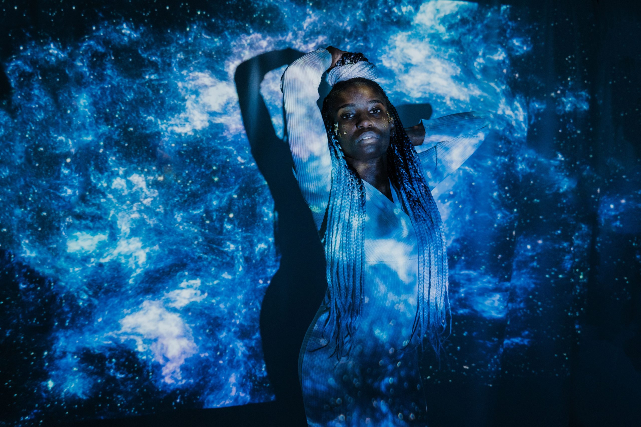 Double exposition femme galaxie cosmos entrelacements