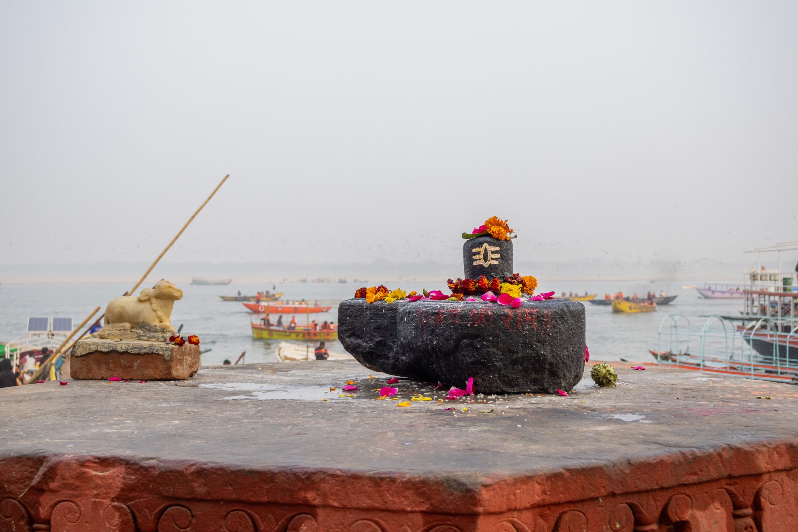 Lingam sacré fleuri au bord du Gange
