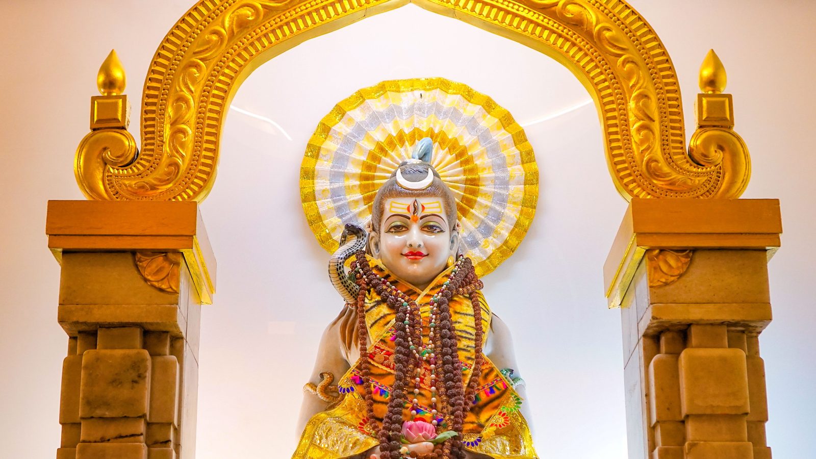 Sculpture dorée divine de Shiva avec arches
