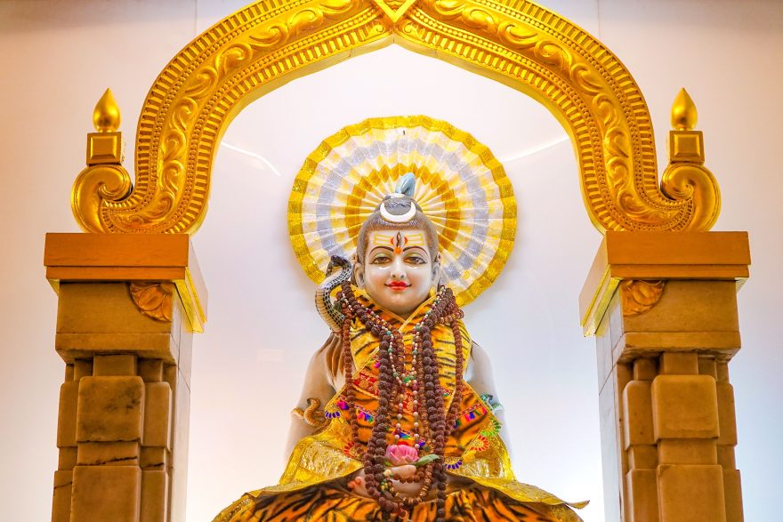 Sculpture dorée divine de Shiva avec arches