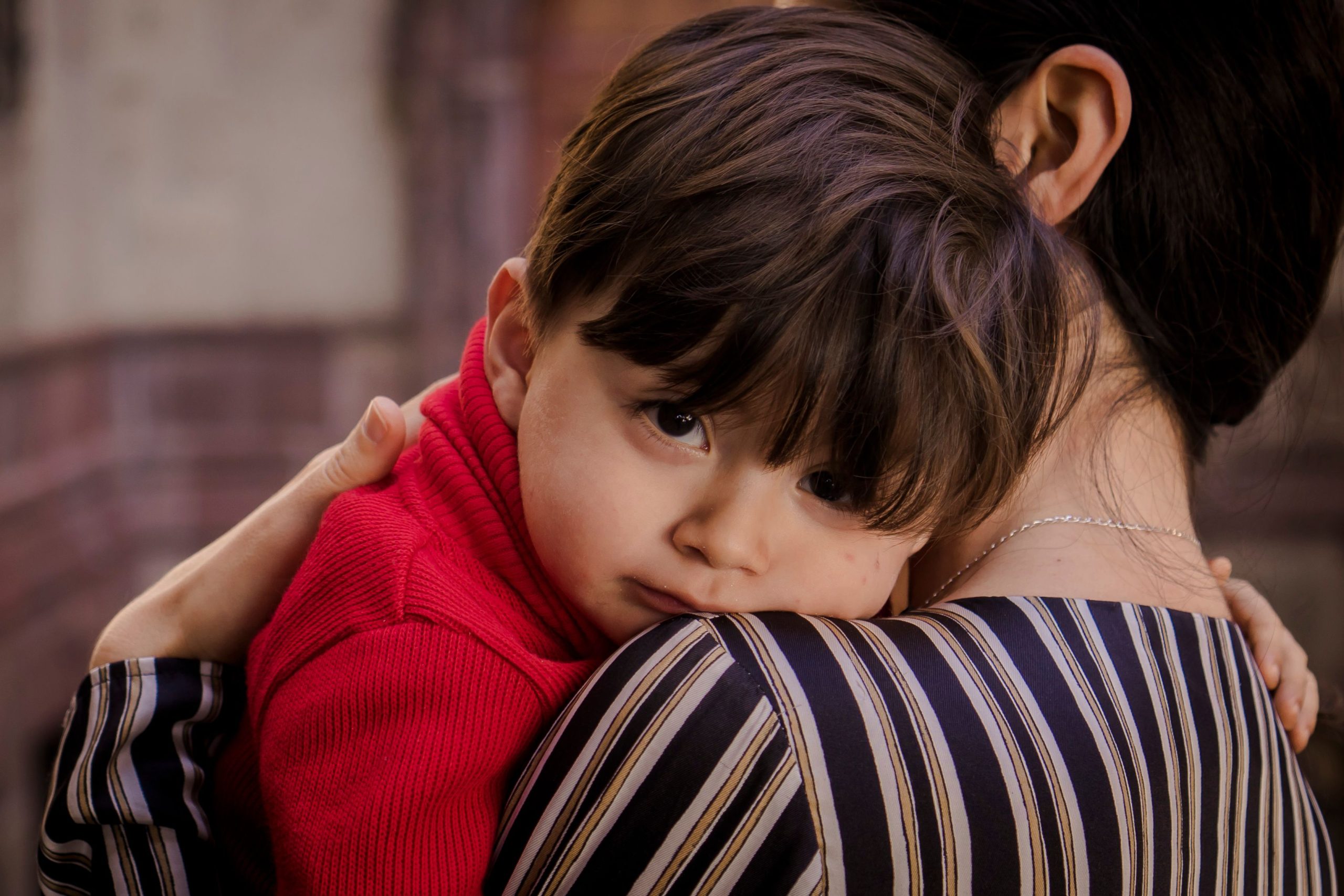 Mère tenant son fils avec amour et douceur