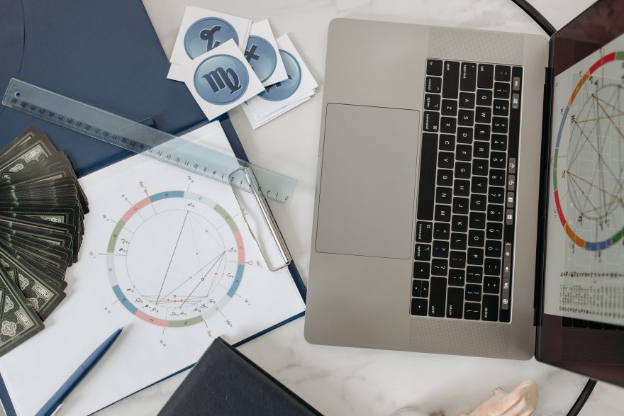 Tableau astrologique, ordinateur et cartes de tarot sur bureau