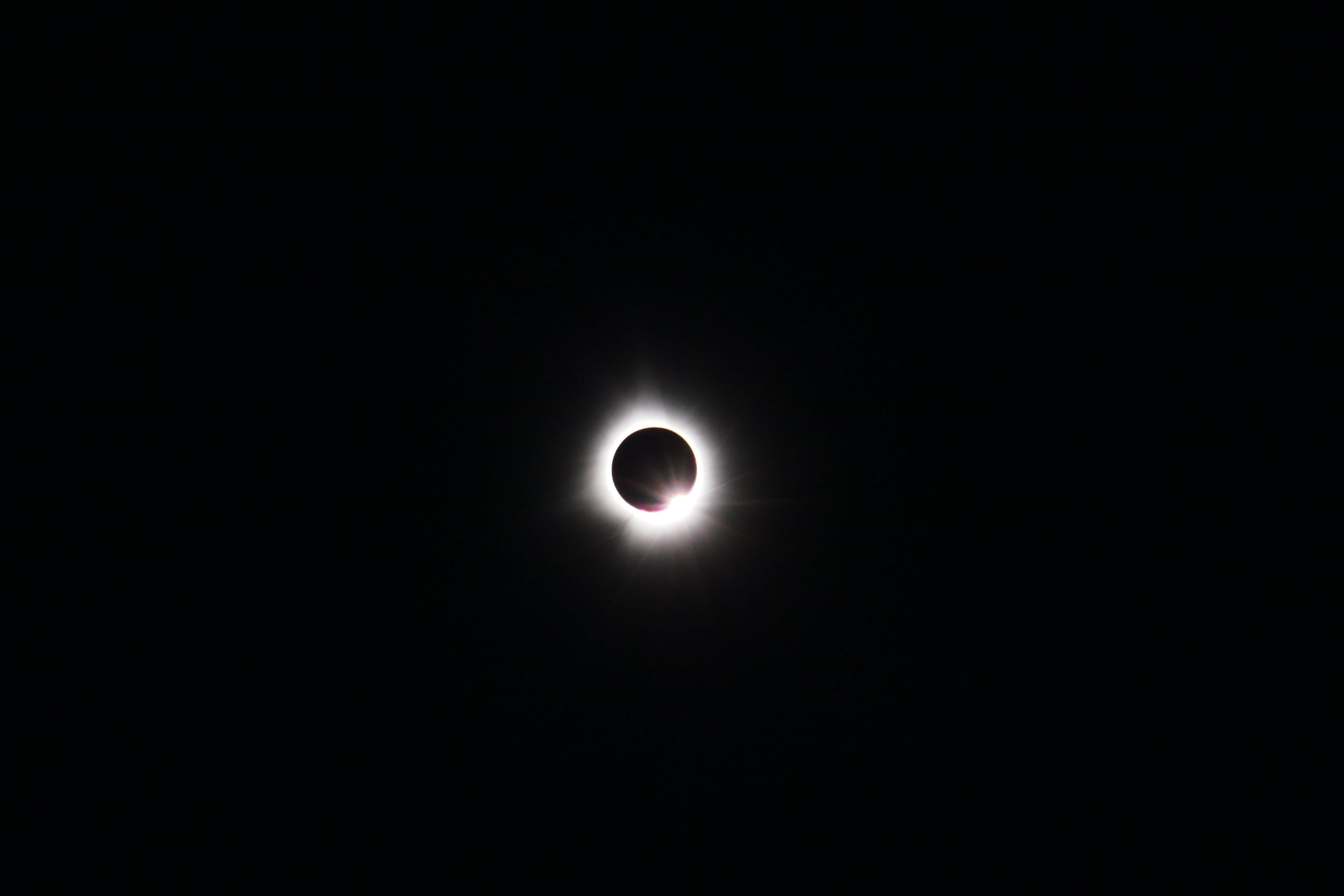 Éclipse solaire totale dramatique au Canada