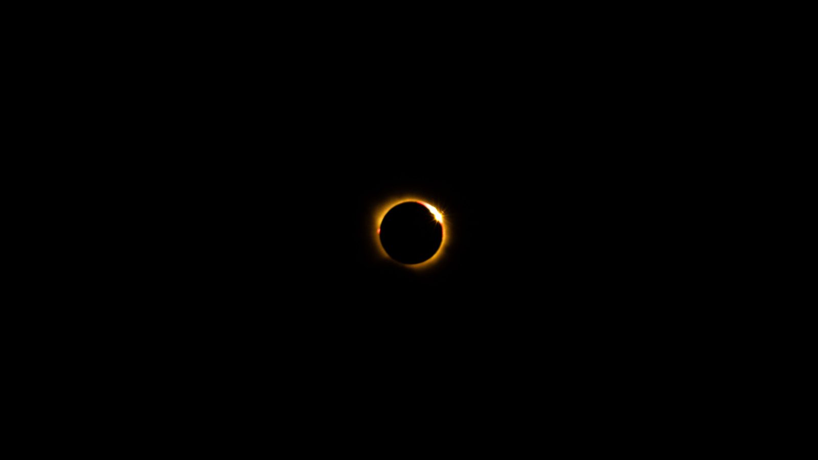 Éclipse solaire avec couronne lumineuse éclatante