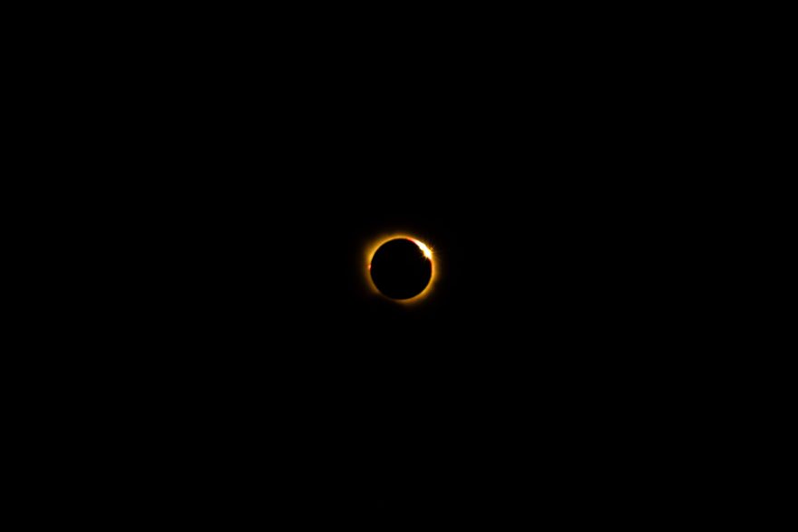 Éclipse solaire avec couronne lumineuse éclatante