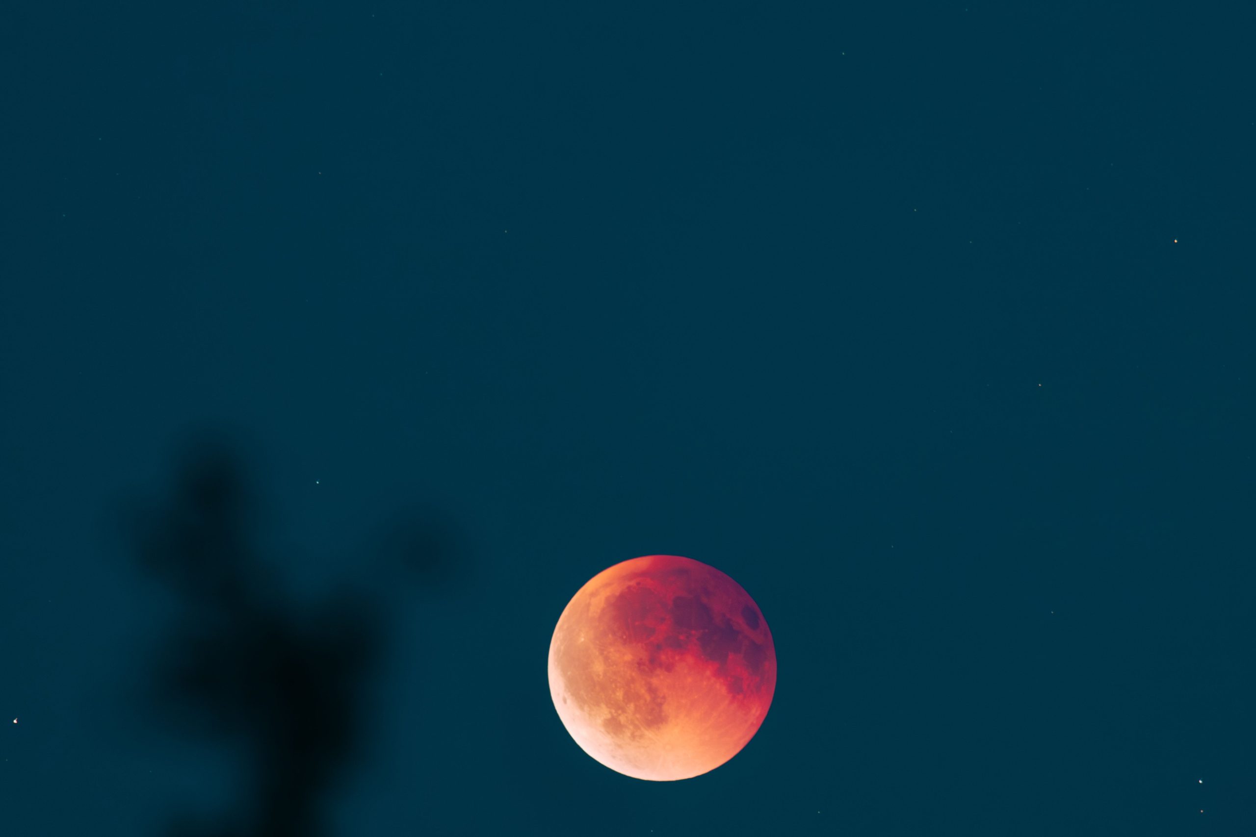 Lune de sang rouge lors éclipse lunaire
