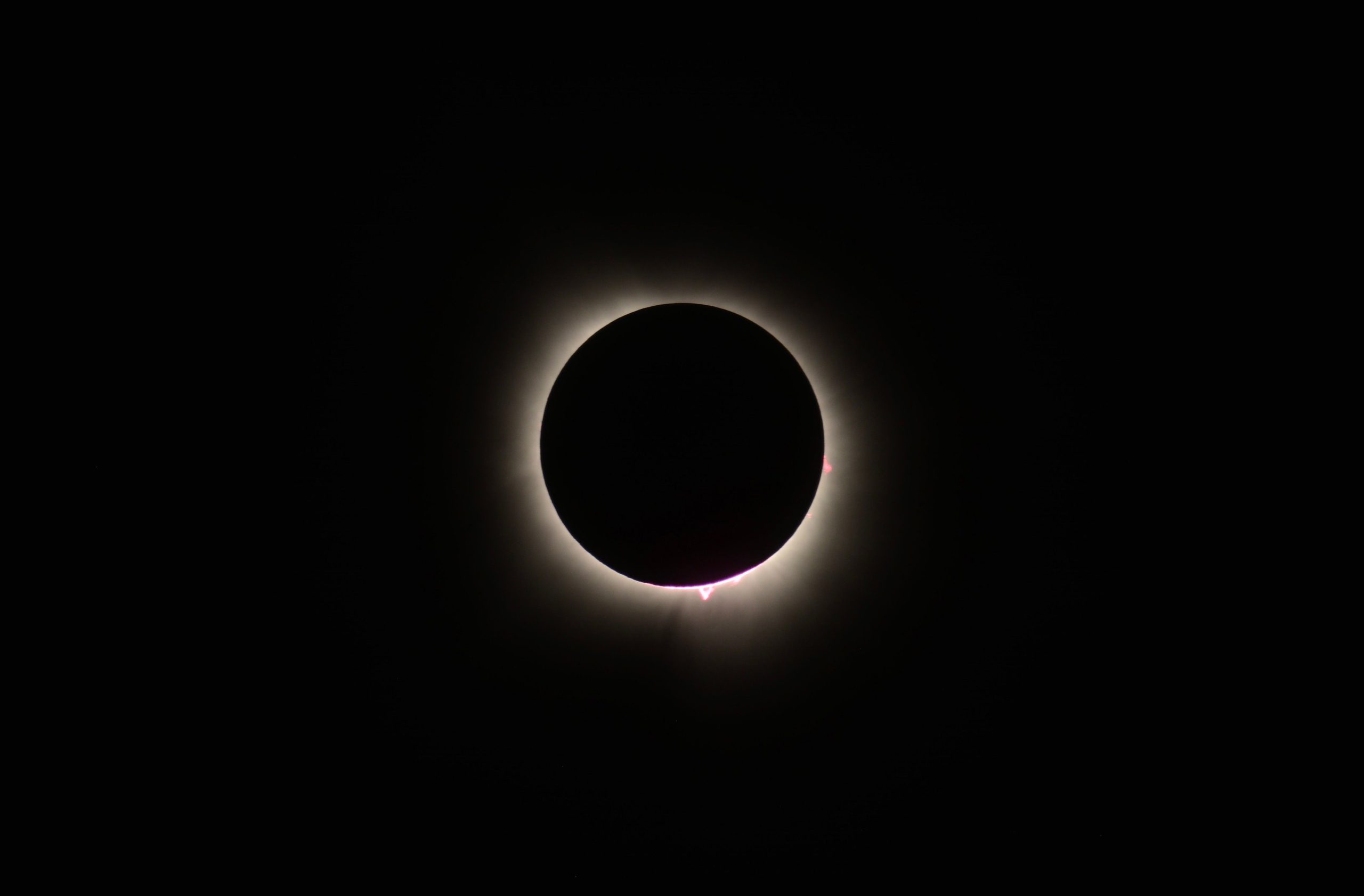 Éclipse solaire totale révélant la couronne solaire