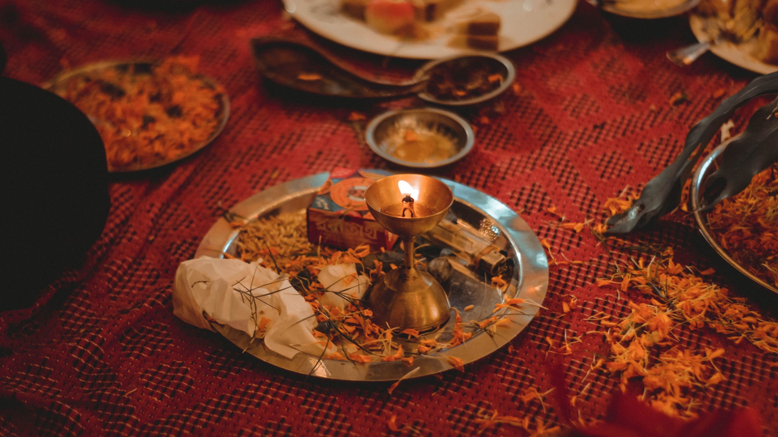 Rituel indien traditionnel avec lampe à huile et pétales