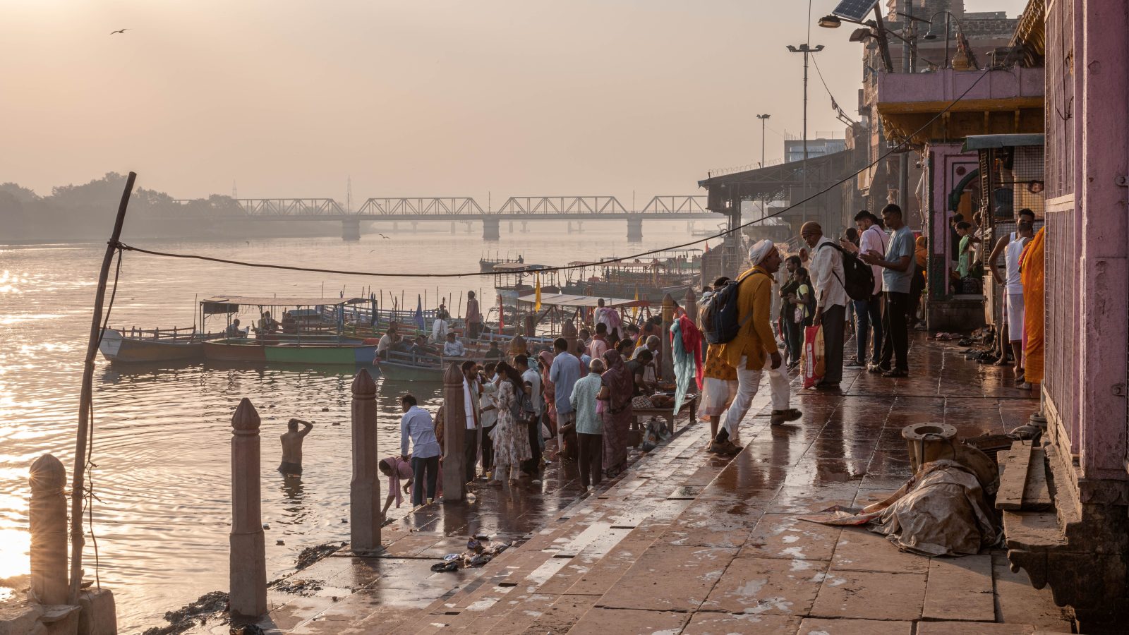 Rituels matinaux aux ghats de Mathura au lever du soleil