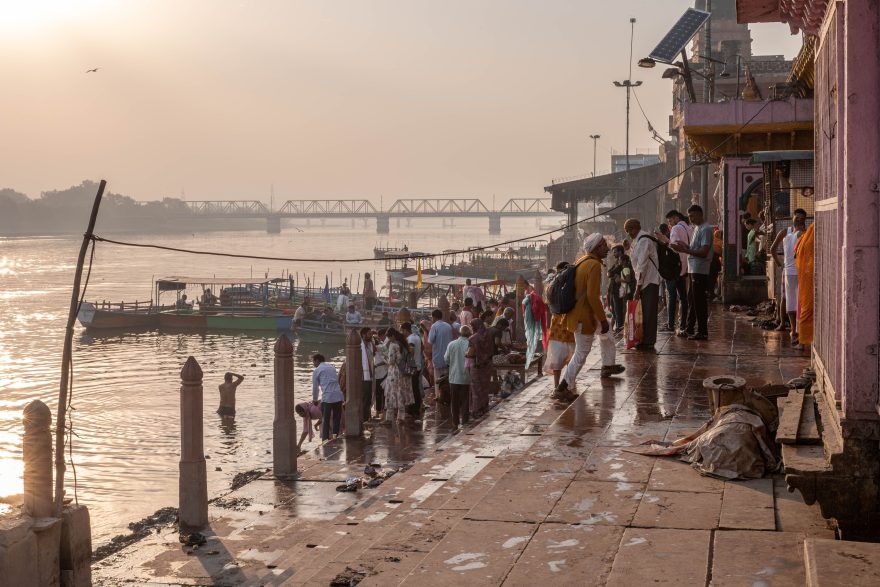 Rituels matinaux aux ghats de Mathura au lever du soleil