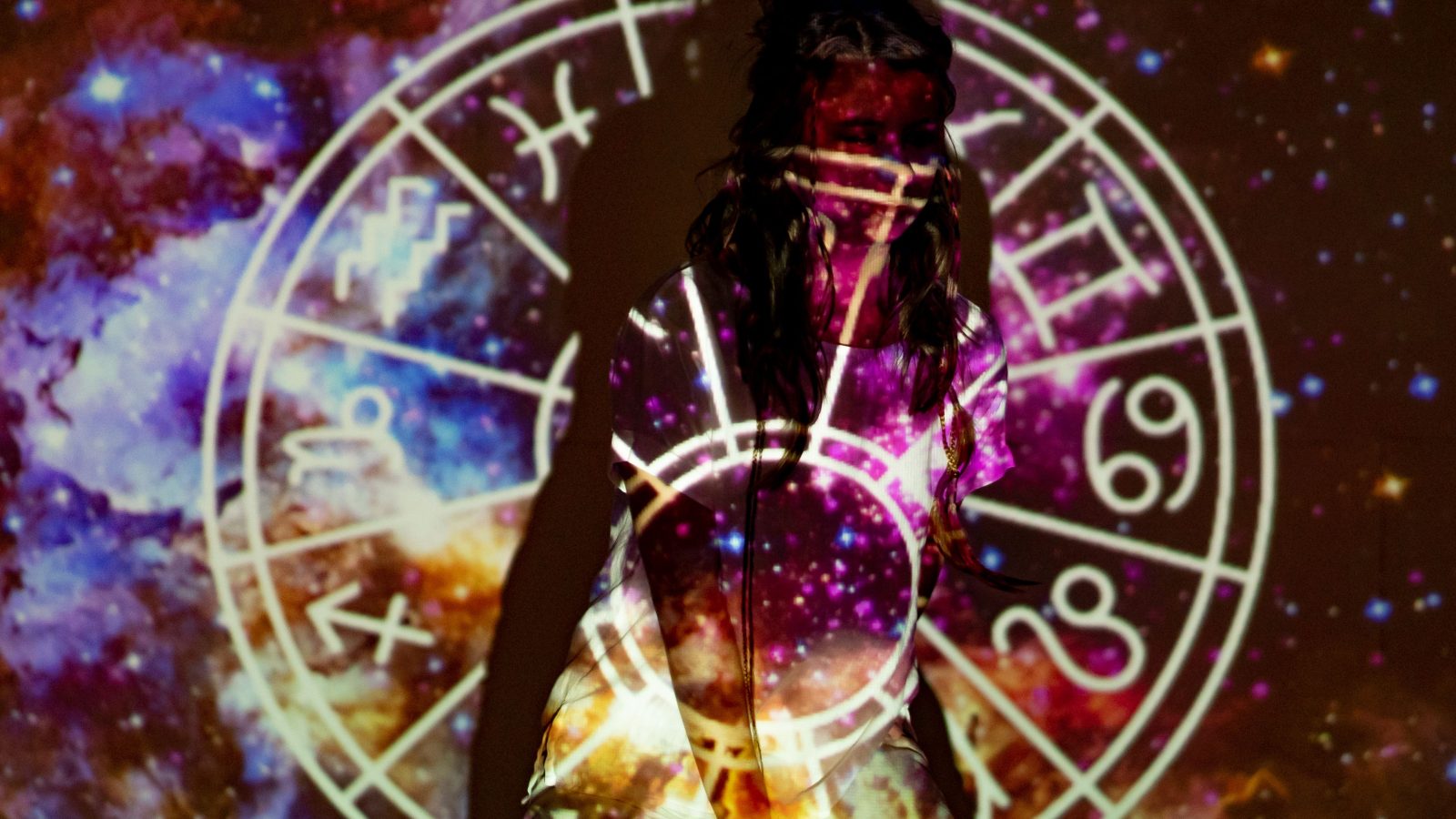 Femme entourée de projections célestes et symboles astrologiques