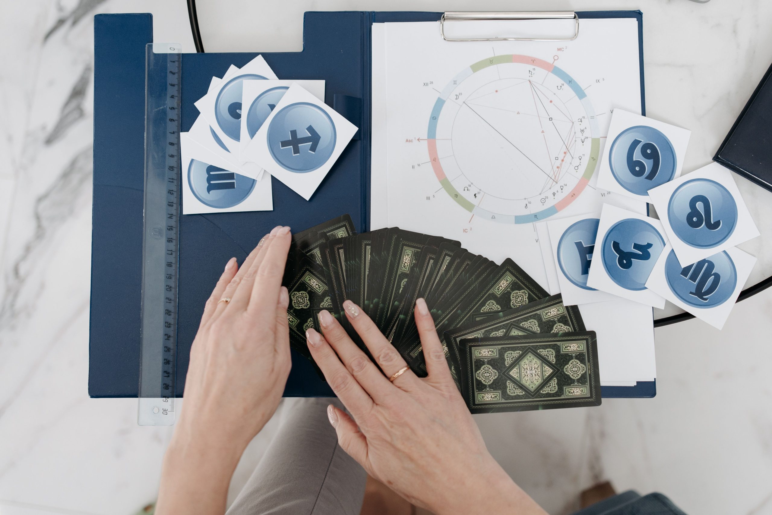 Cartes tarot arrangées avec symboles astrologiques