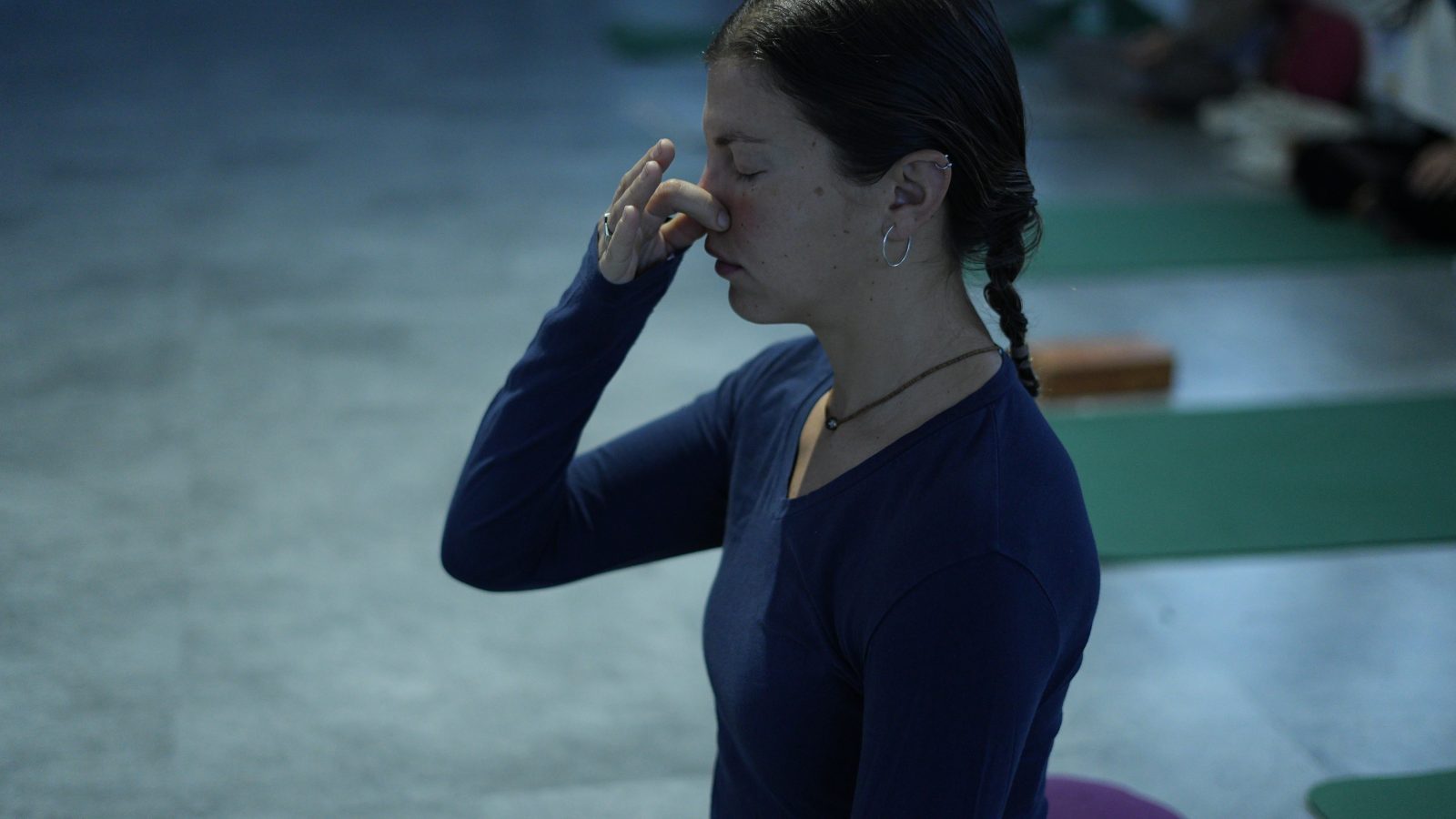 Femme pratiquant la pranayama et techniques de respiration