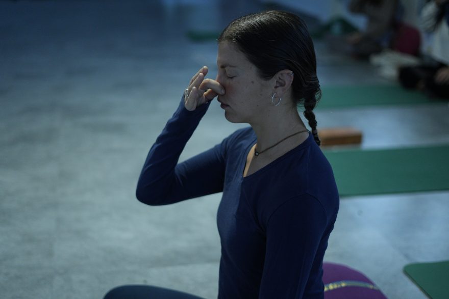 Femme pratiquant la pranayama et techniques de respiration
