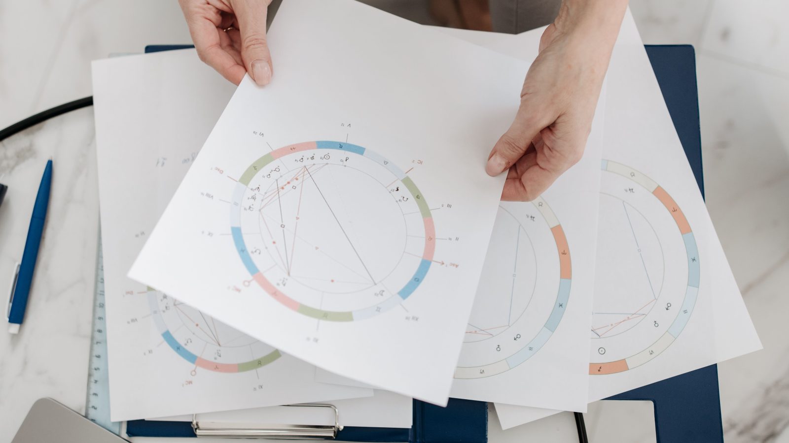 Mains tenant des thèmes astrologiques et graphiques
