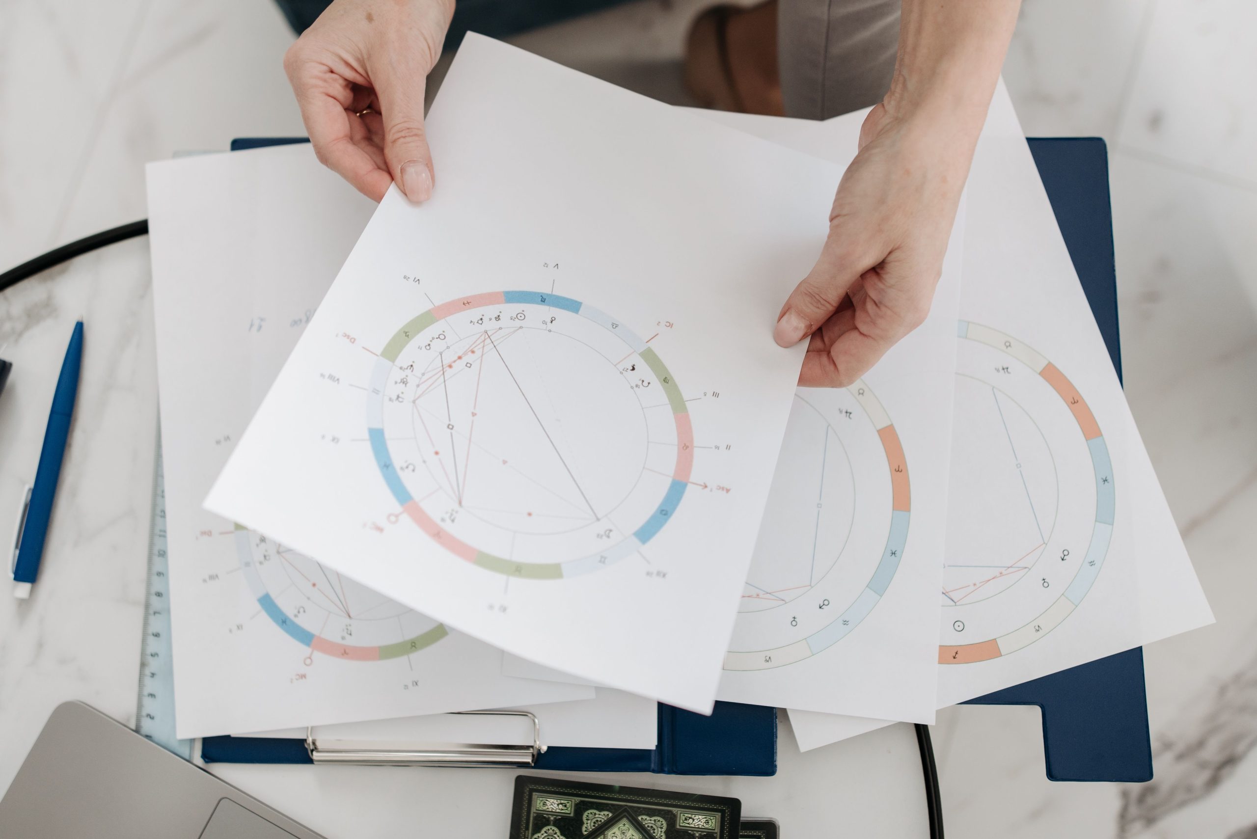Mains tenant des graphiques astrologiques horoscope